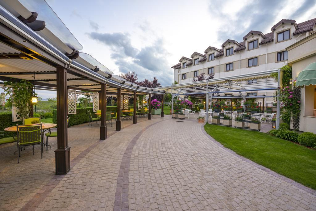 Hotel Sonnenhof Suceava Buitenkant foto