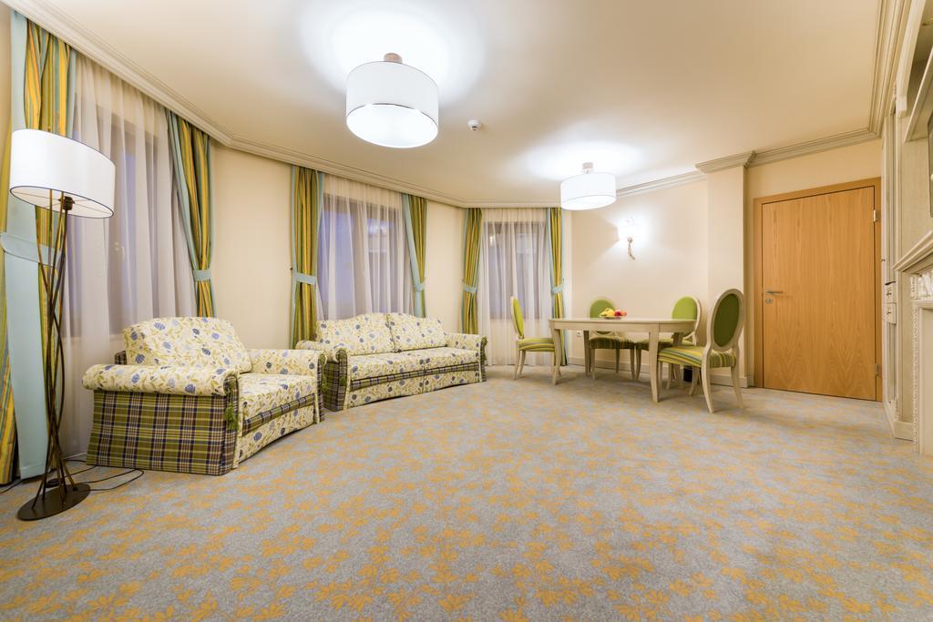 Hotel Sonnenhof Suceava Buitenkant foto